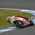 MotoGP na torze Motegi 2012 fotogaleria - rossi zlozony w zakrecie